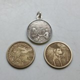 Family photos and family crests used to create 2.5D pendants as unique as anyone can imagine